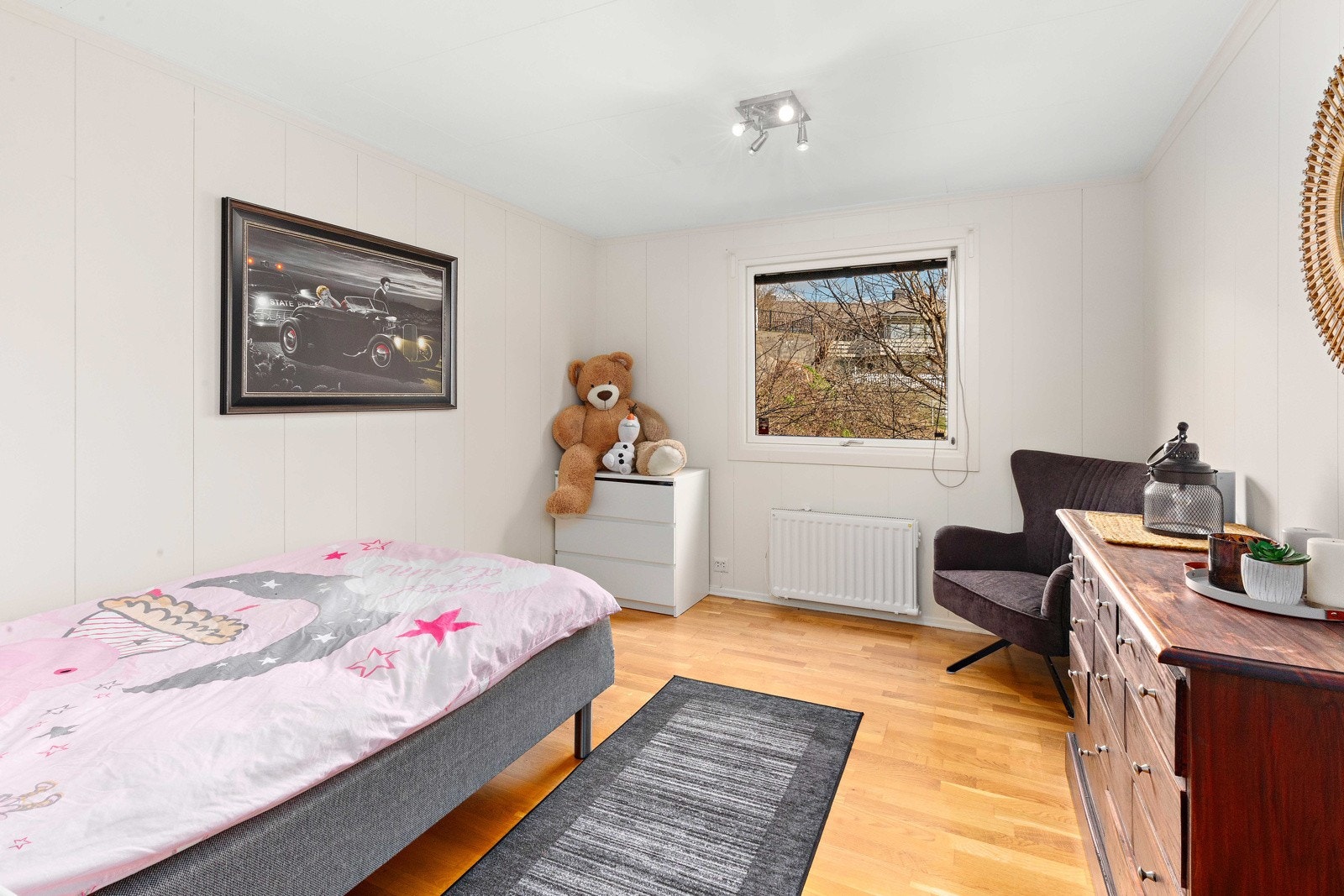 Et av boligens 7 soverom med plass til seng, skrivebord og oppbevaring Galleribilde
