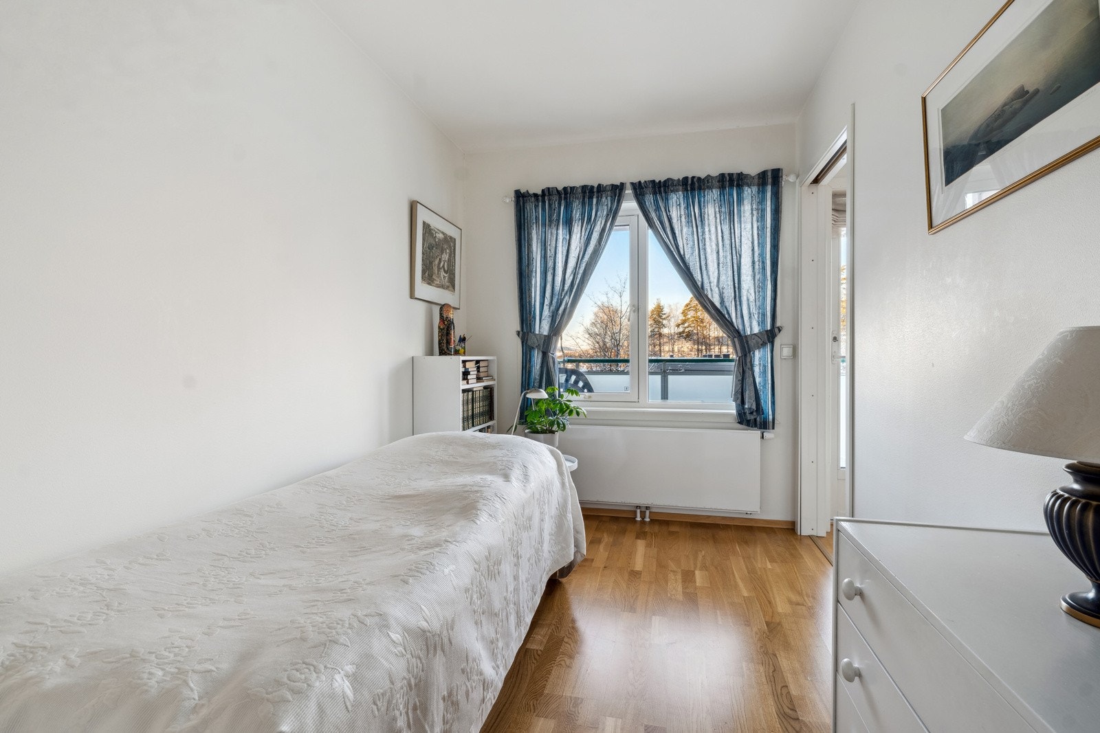 Leiligheten har ett romslig soverom med garderobeskap og plass til dobbeltseng Galleribilde