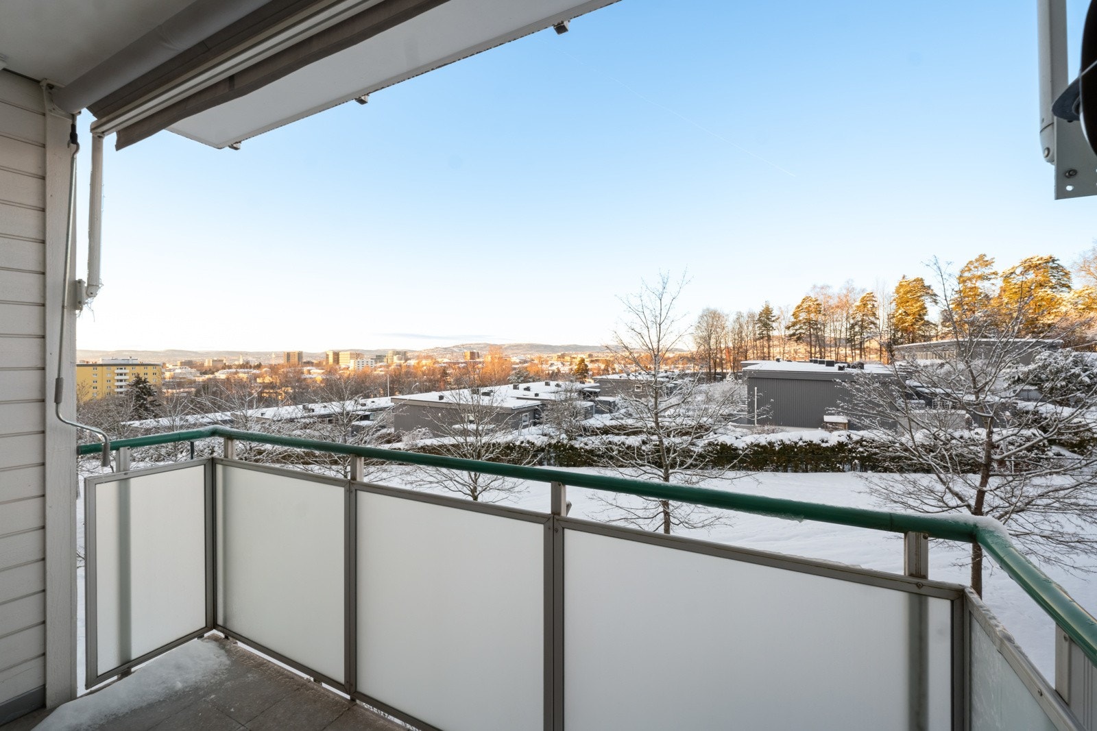 Balkongen har flott utsikt over fellesområdet, byen og Holmenkollen Galleribilde