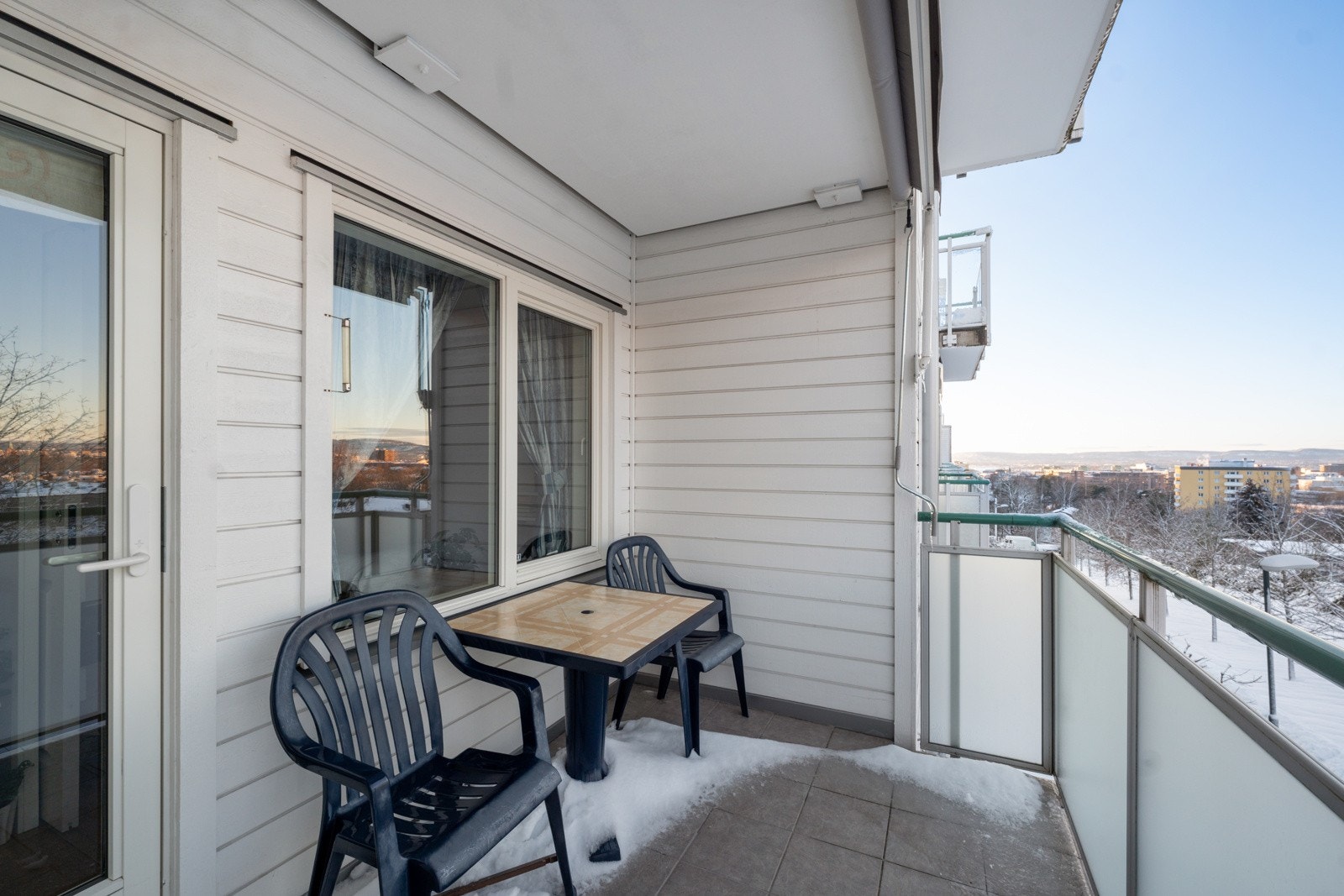 Utgang fra stue til nord-vendt balkong på ca. 6 m² Galleribilde
