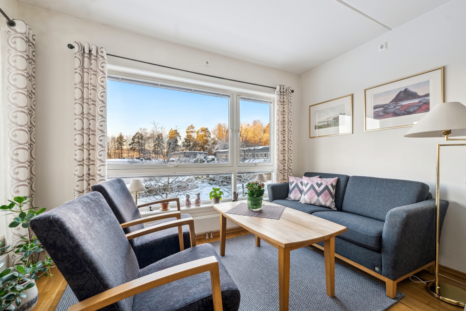 Stuen er lys og romslig, med plass til både sofagruppe og spisebord Galleribilde