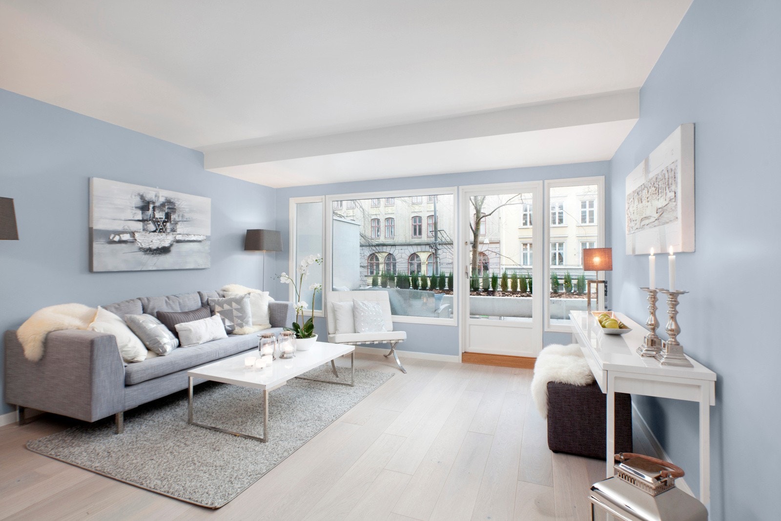 Utgang fra stue til terrasse på 11m2. Praktisk bod på terrasse. Galleribilde