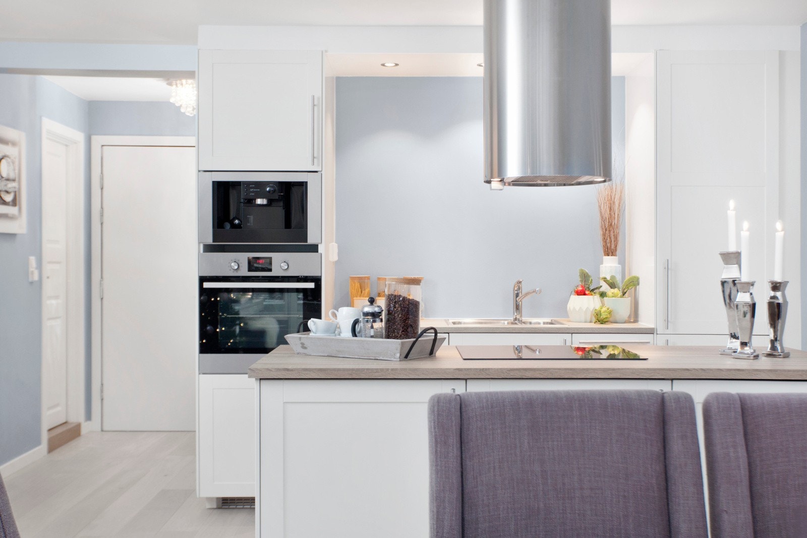 Stilren kjøkkeninnredning i sosial og åpen løsning. Galleribilde