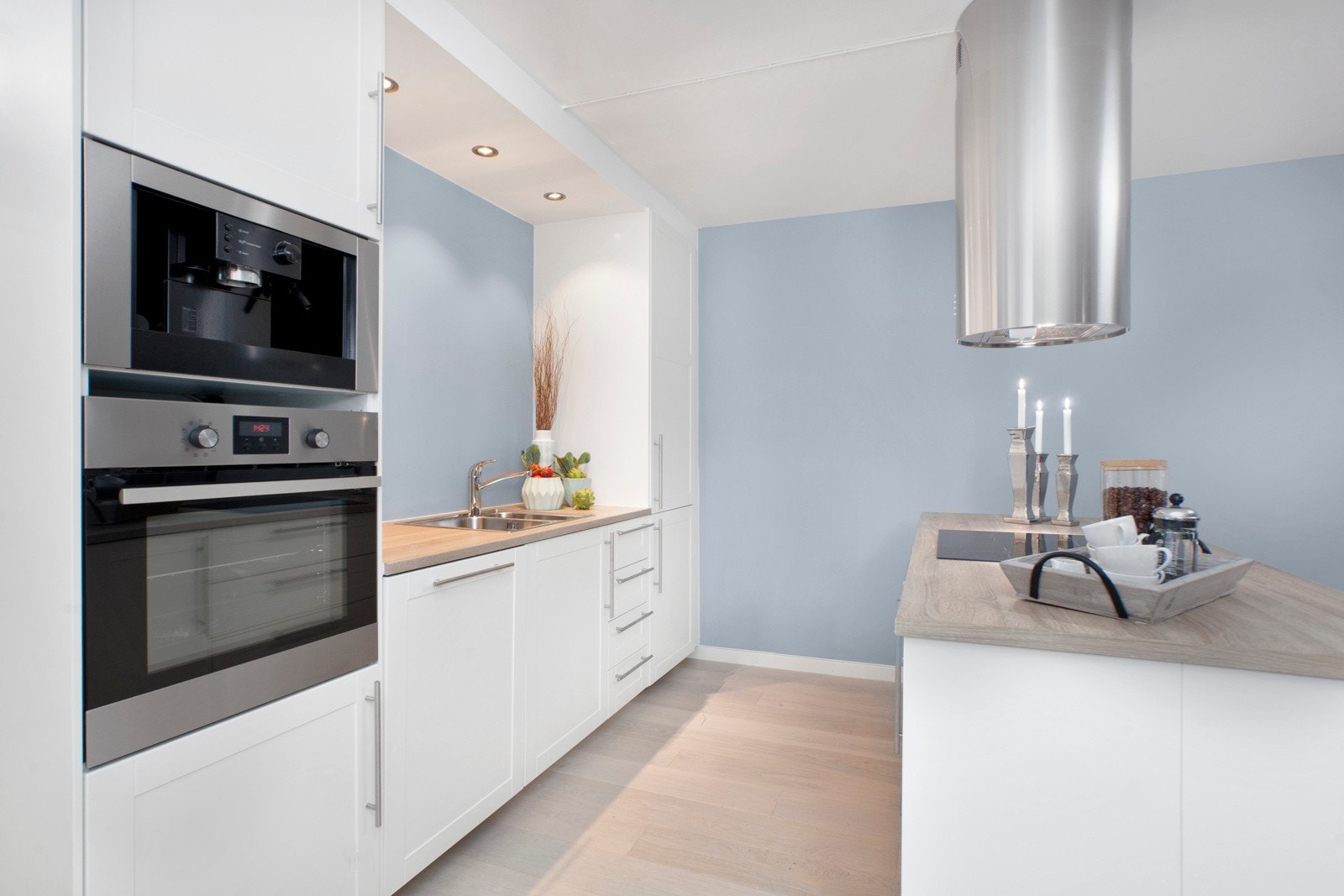 Innholdsrik hvitevarepakke med integrert kjøl/frys, oppvaskmaskin, kaffemaskin, stekeovn og platetopp. Galleribilde