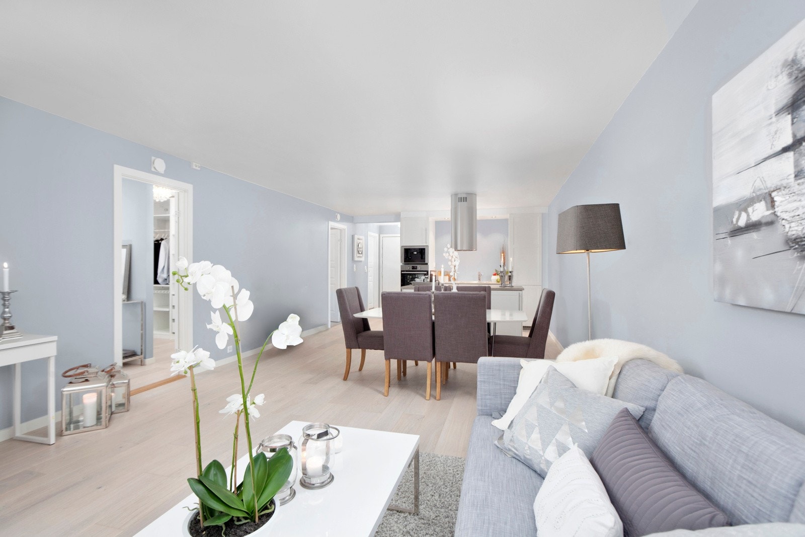 Lekker og moderne leilighet midt i smørøyet, samtidig tilbaketrukket i rolig blindgate. Galleribilde