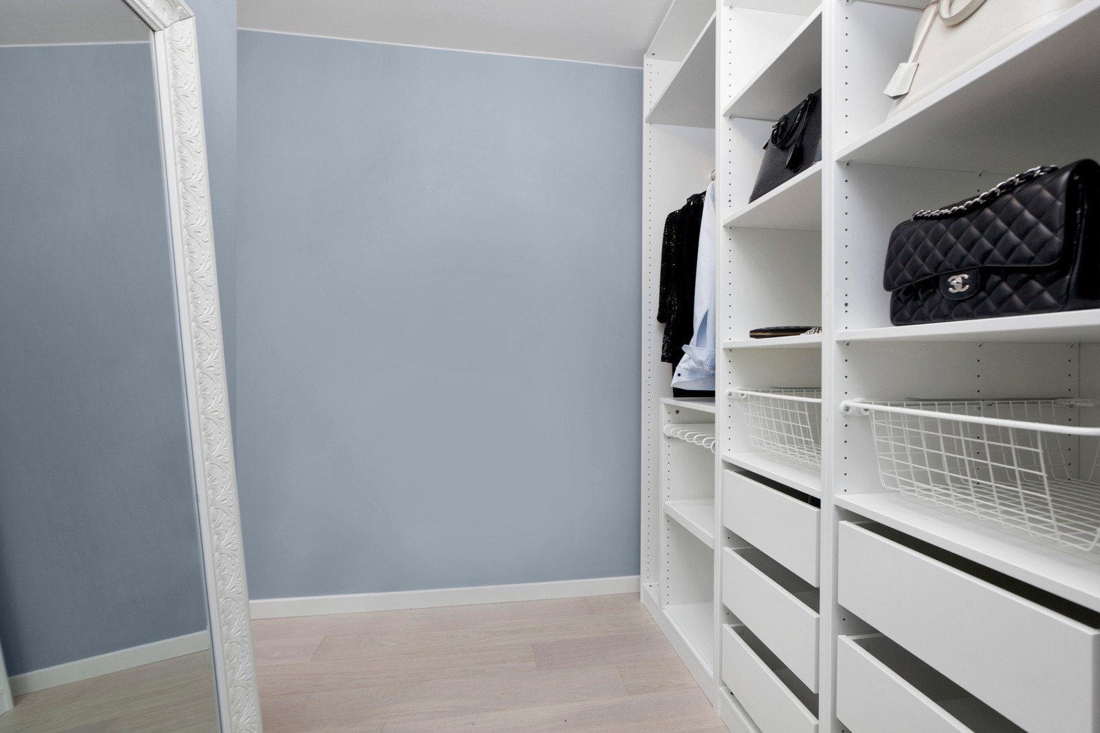 Walk-in garderobe er i tilknytning til soverom. Galleribilde