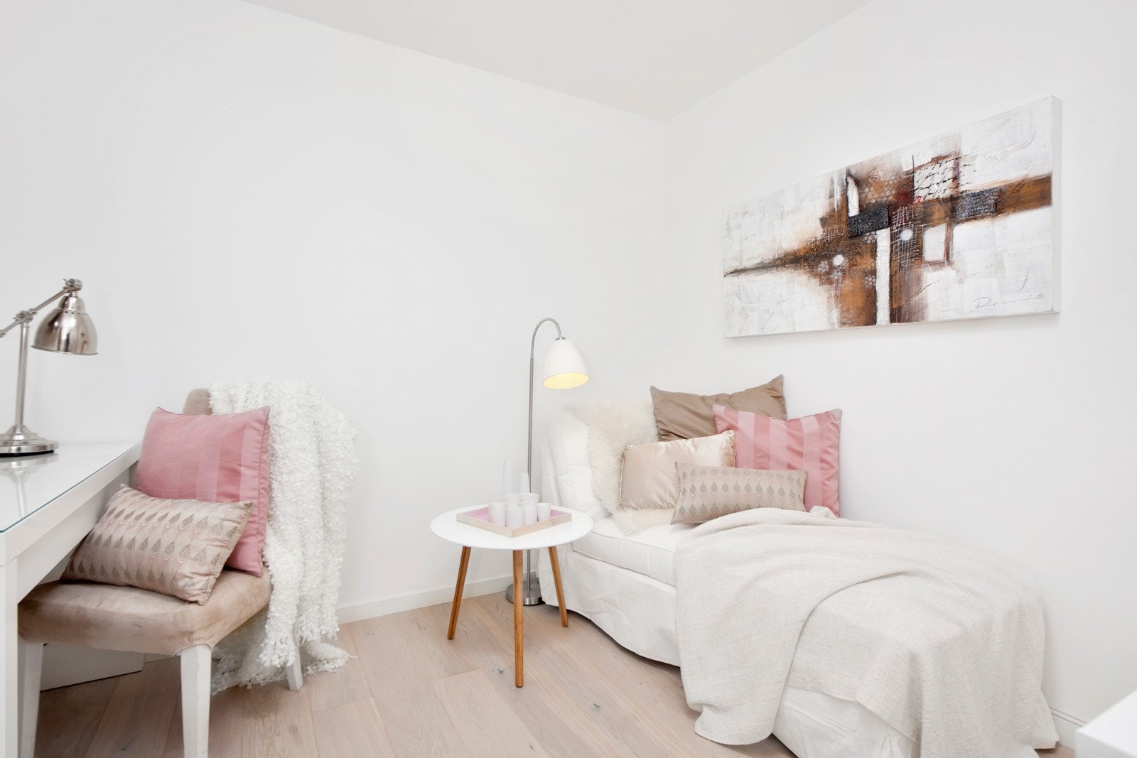 Oppholdsrom med énstavsgulv og slette malte overflater. Galleribilde