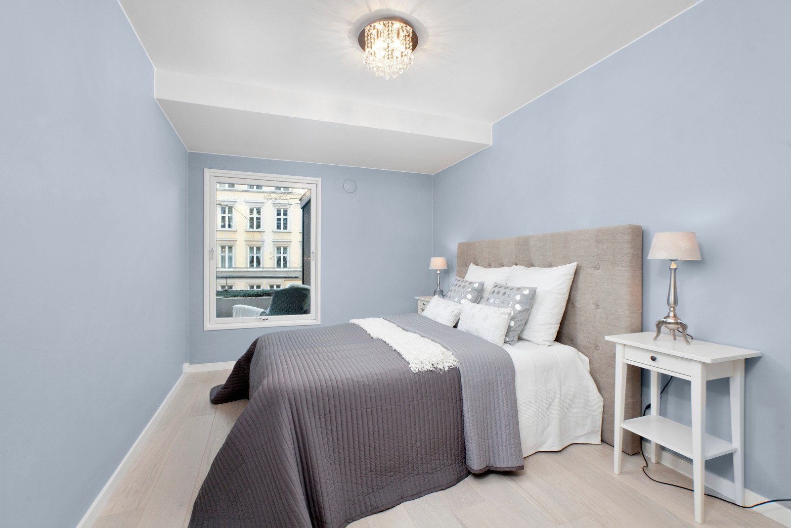 Lyst og romslig soverom med moderne, slette overflater. Galleribilde