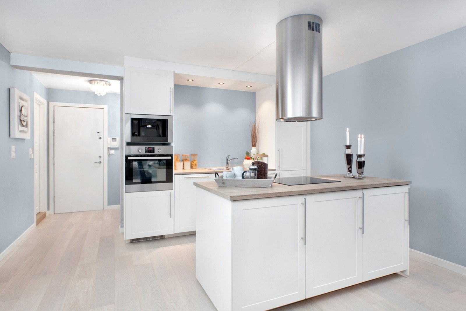 Kjøkkenøy med ekstra skapplass. Galleribilde