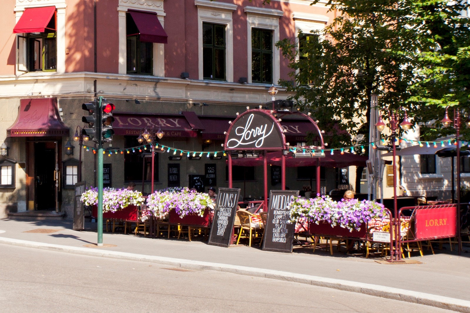 Populære spise- og serveringssteder som Lorry like utenfor døren. Galleribilde