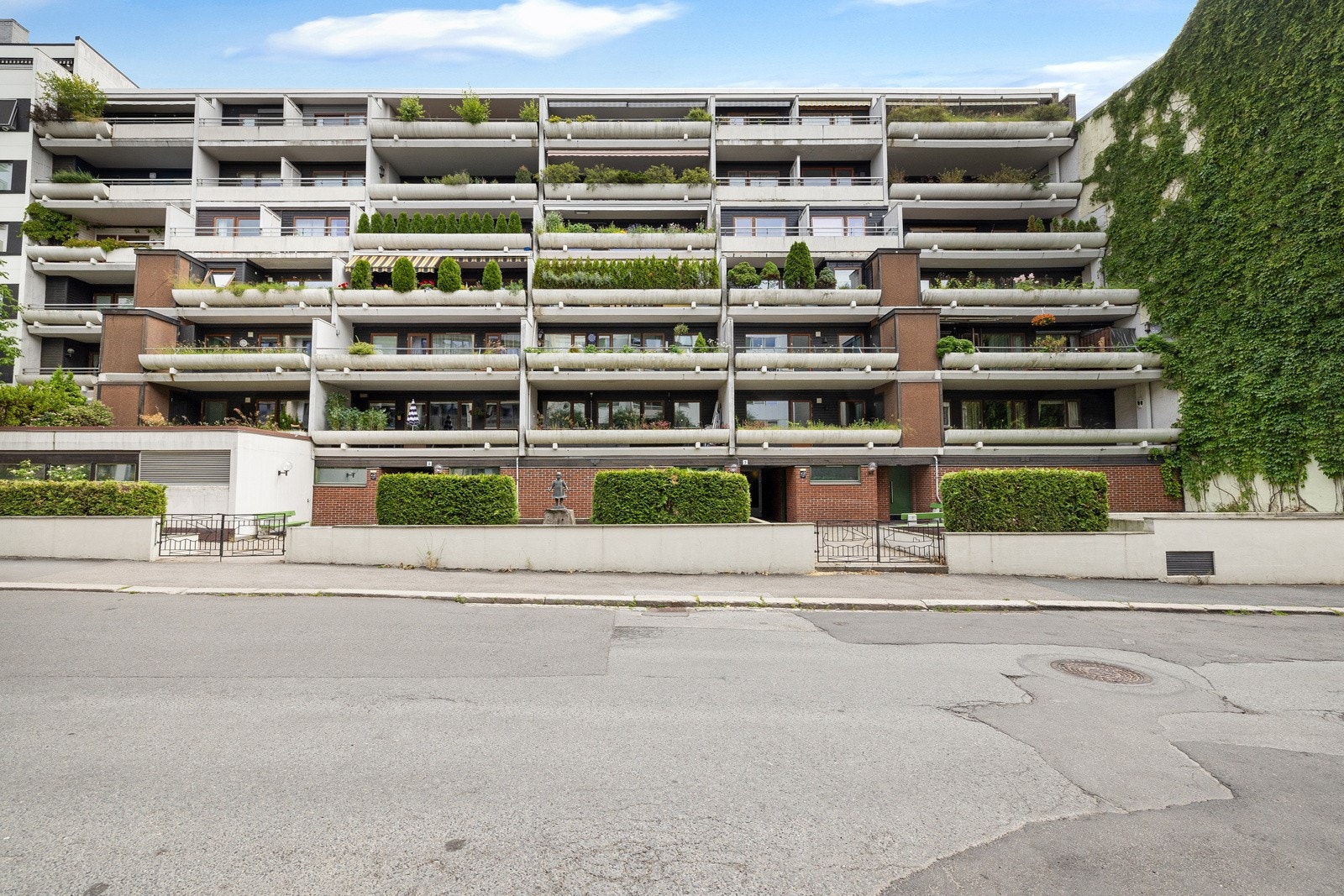 Sentral beliggenhet i Homansbyen rett bak Slottet; samtidig tilbaketrukket i rolig blindgate. Galleribilde