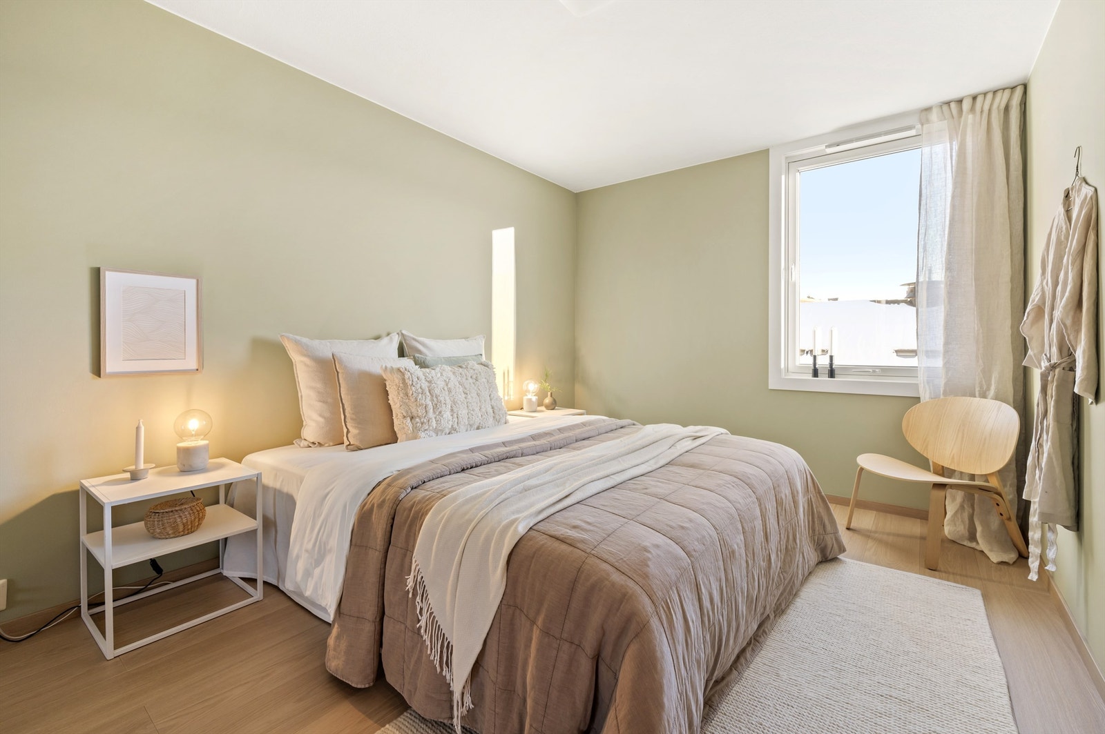 Hovedsoverommet er romslig og kan enkelt innredes med både dobbeltseng og tilhørende nattbord Galleribilde