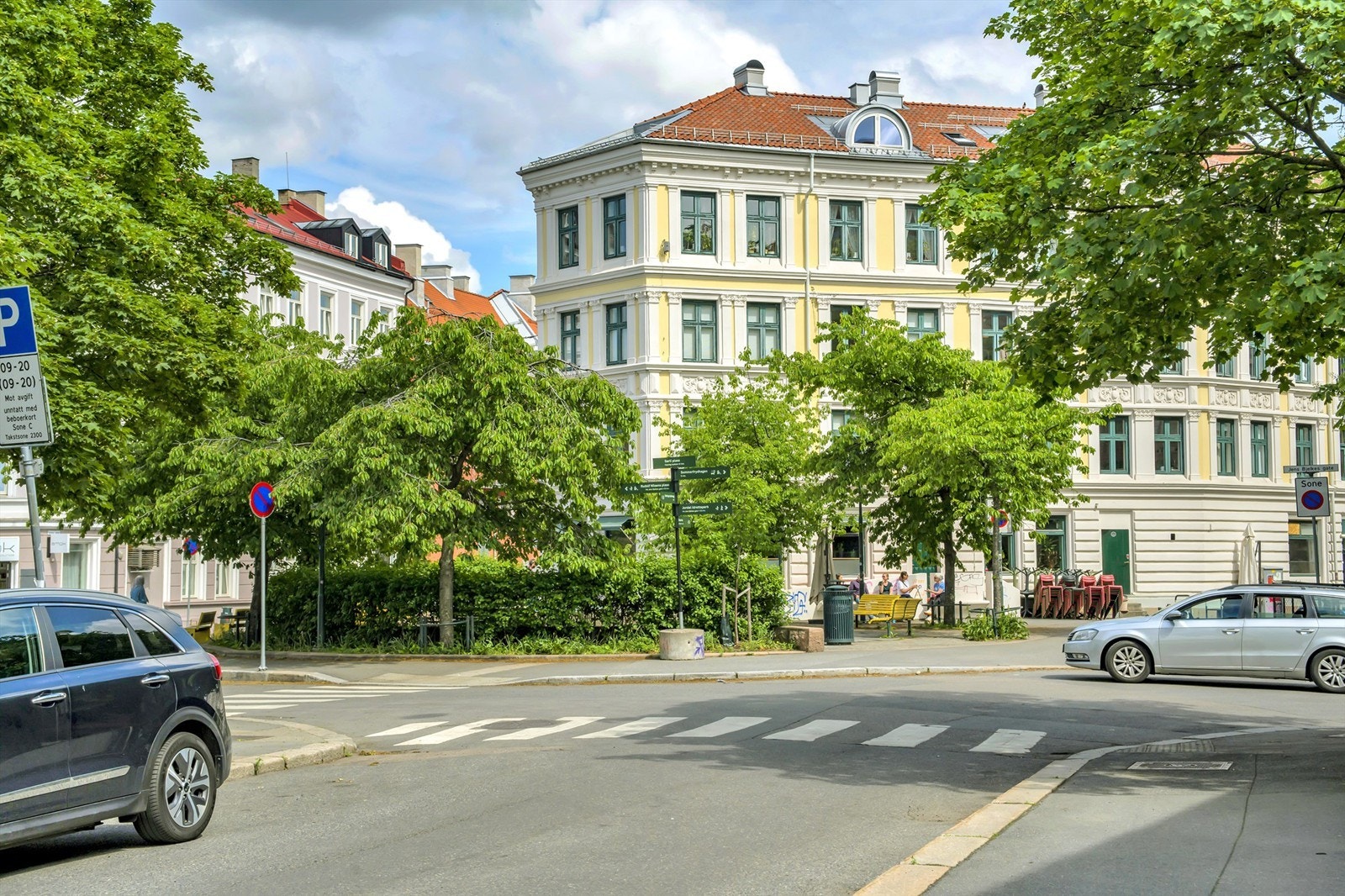 Flotte nærområder med klassiske fasader, restauranter og parker Galleribilde