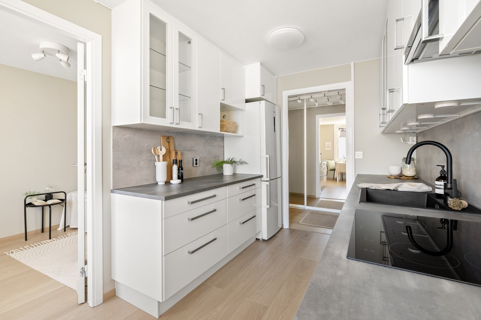 Det er rikelig med oppbevaringsplass i både skuffer og skap. Den store benkeplassen gjør det enkelt å diske opp lekre middager. Galleribilde