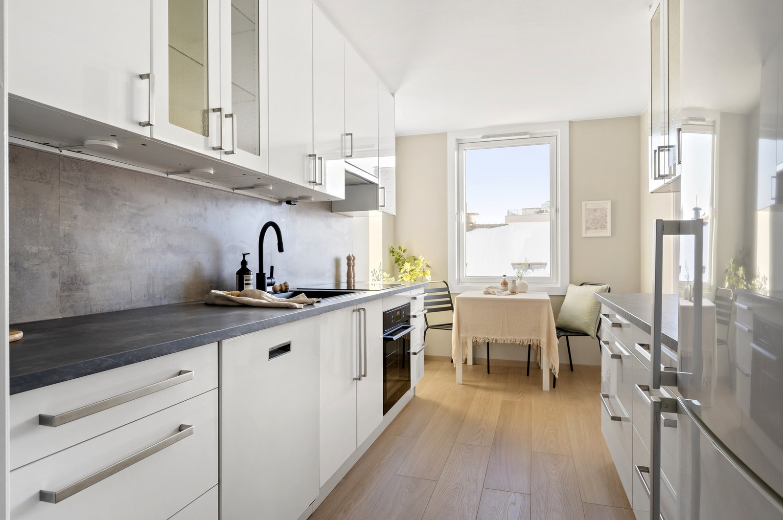 Kjøkkeninnredningen er av slette fronter og benkeplate i laminat med nedfelt oppvaskkum av kompositt Galleribilde