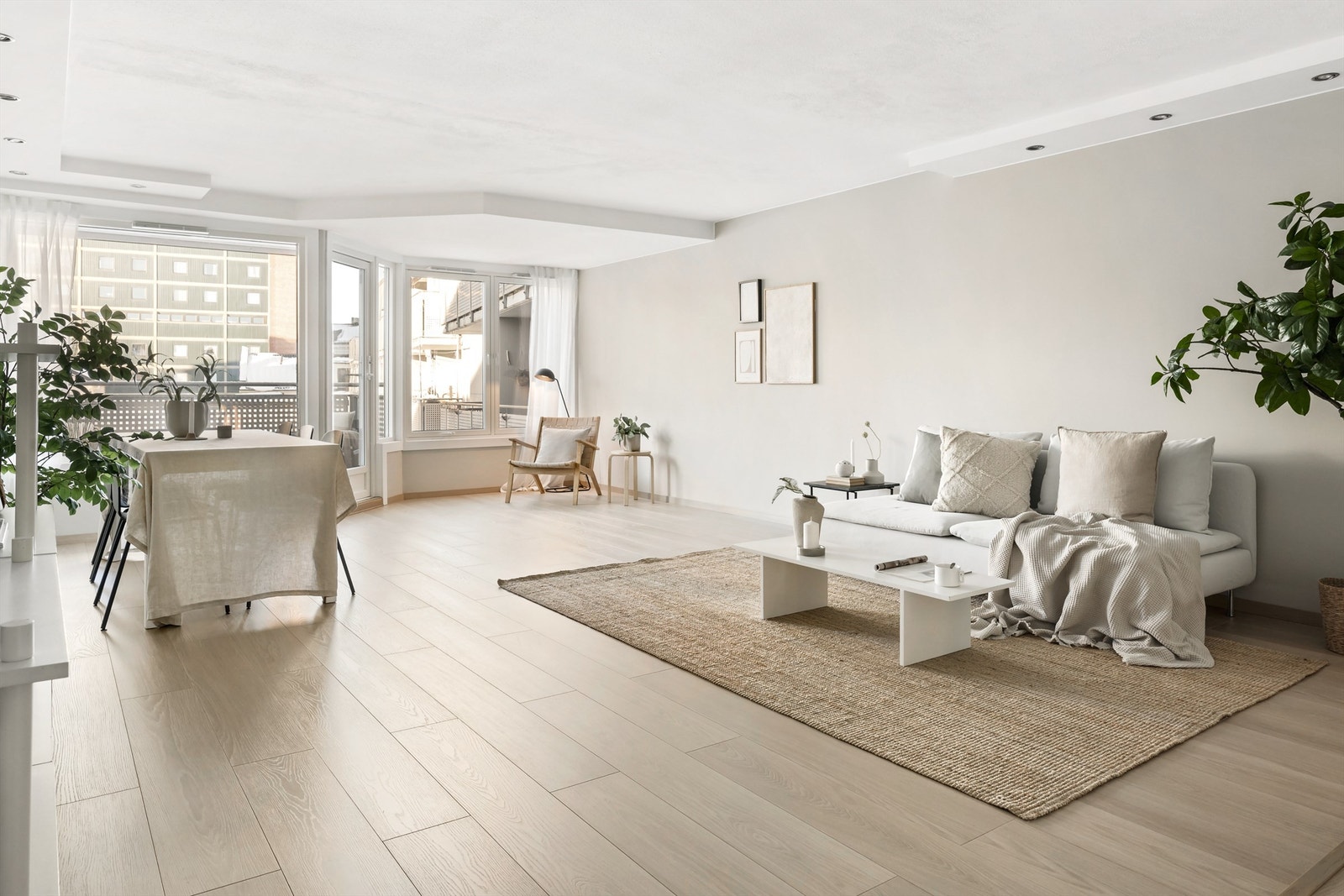 Stuen er svært romslig med god planløsning og kan enkelt innredes med en hyggelig sofagruppe med tilhørende sofabord og annet ønskelig stuemøblement. Galleribilde