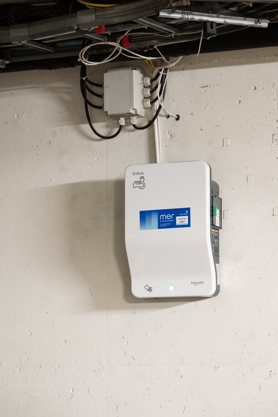 Garasjeplassen har ikke installert elbillader, men det er opplegg for lading i garasjen. Installering i samråd med styret, for egen kostnad. Galleribilde