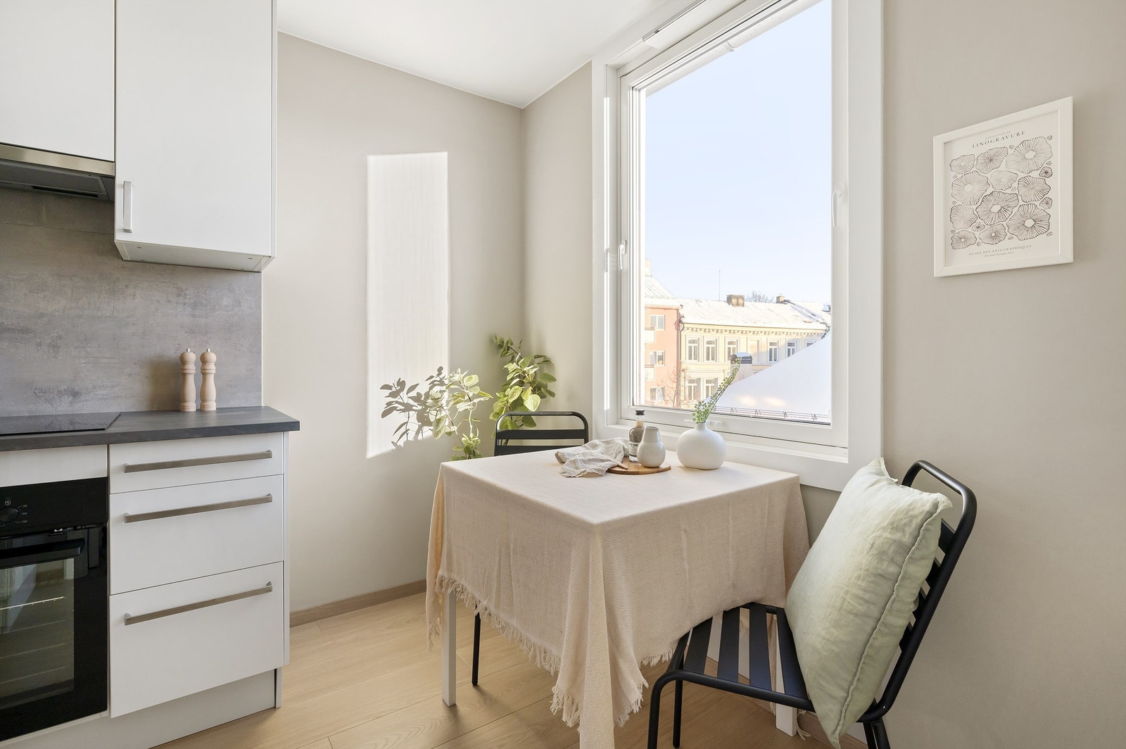 På kjøkkenet er det dessuten også plass til en ekstra spiseplass Galleribilde