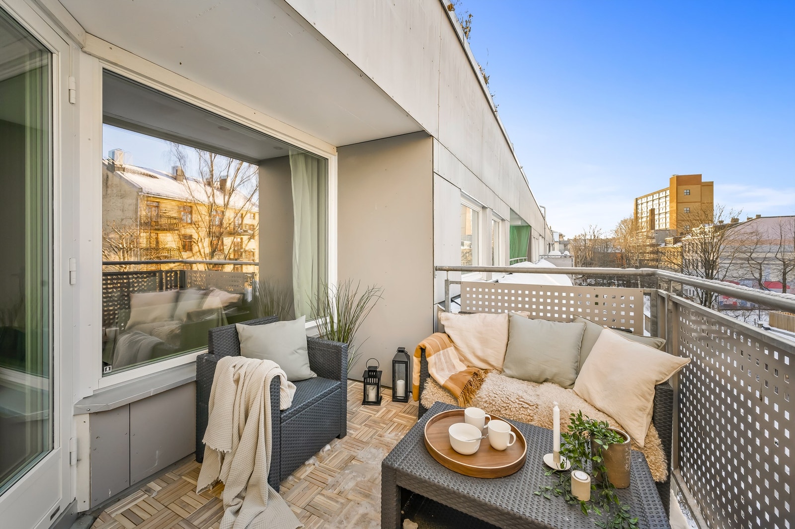 Fra stuen kommer du ut til boligens herlige balkong på 7 kvm Galleribilde