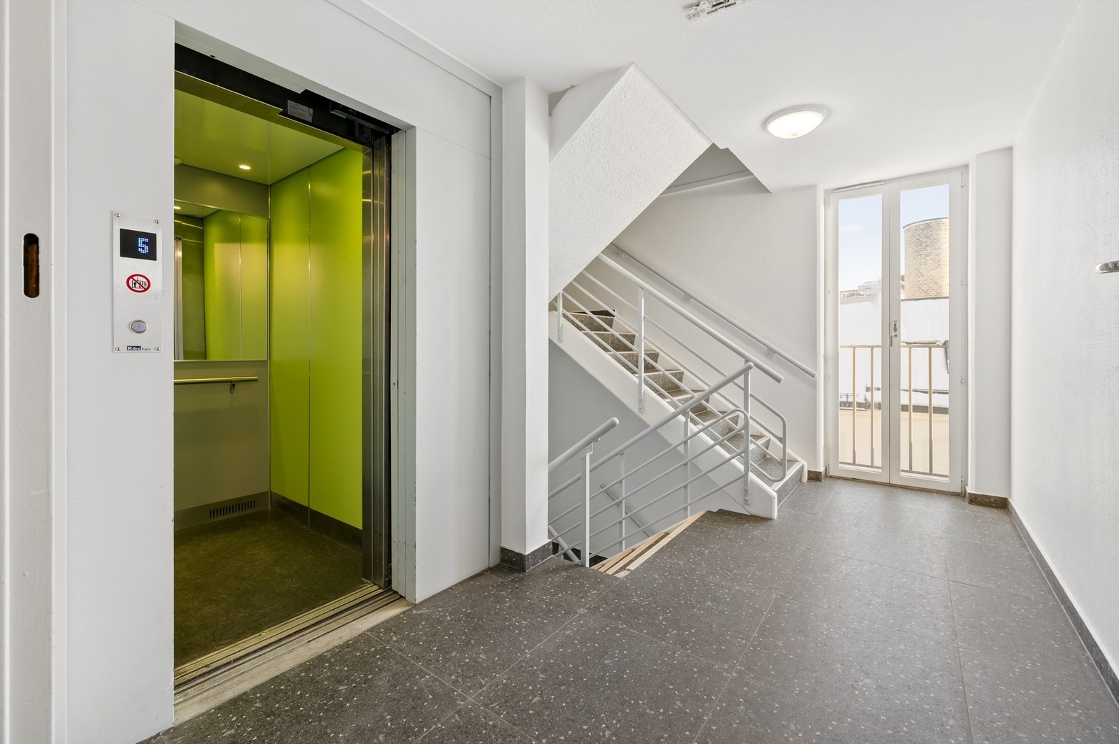 Leiligheten har en god intern beliggenhet, høyt i 5. etasje med heisadkomst Galleribilde