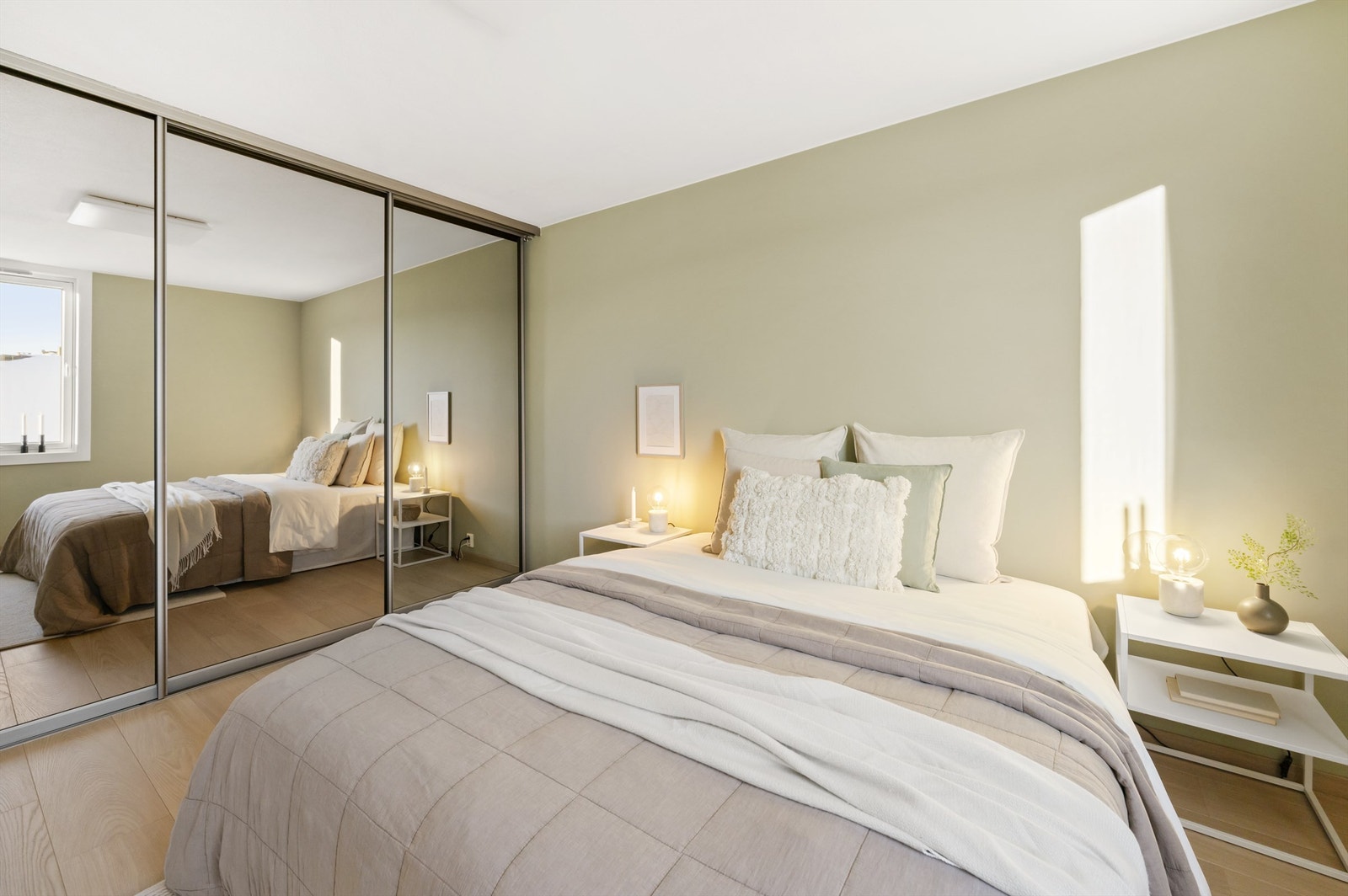 Det er rikelig med oppbevaringsplass i en skyvedørsgarderobe med speilfronter Galleribilde