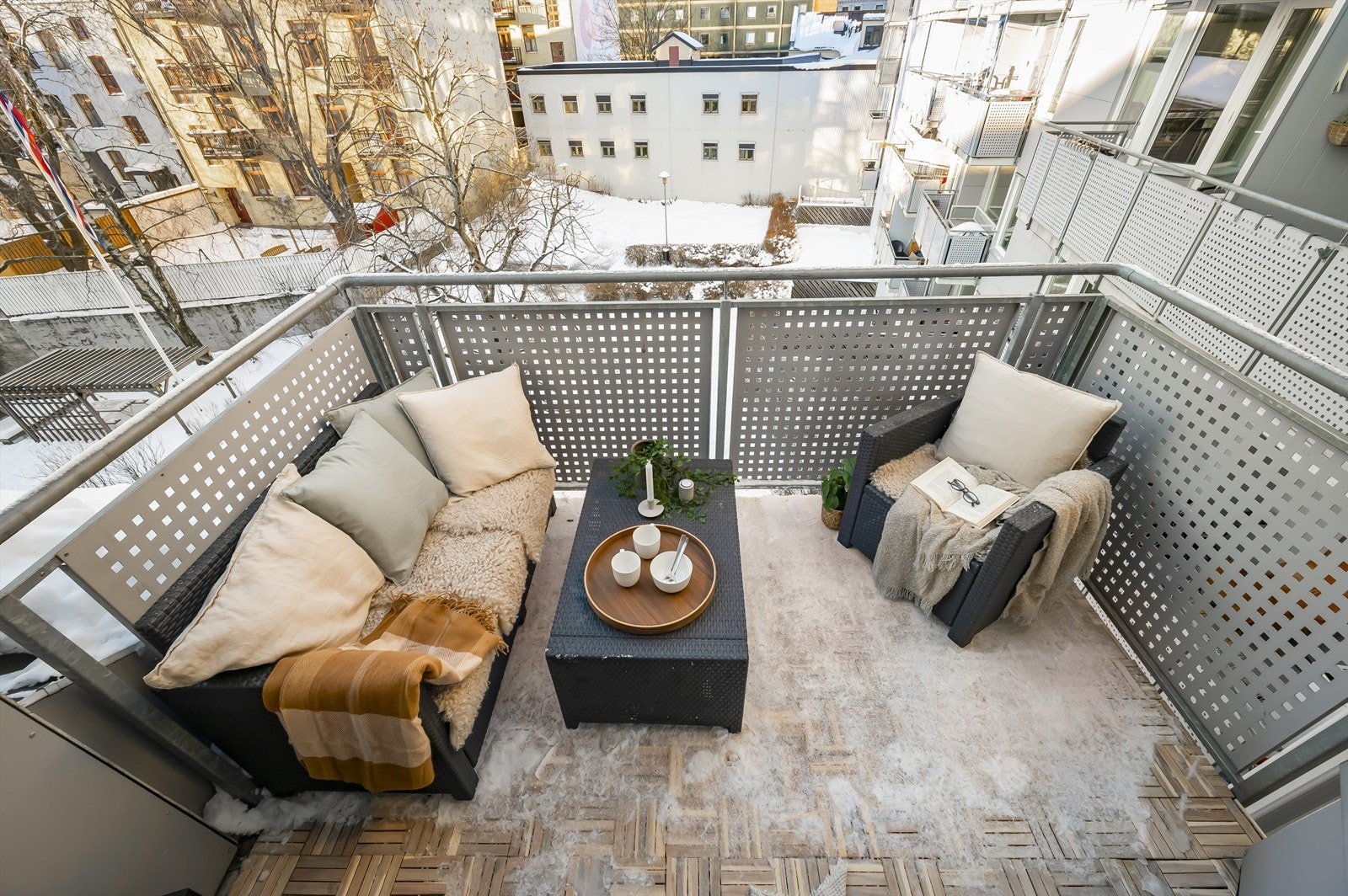 Midtsommers er det sol på balkongen mellom ca kl 15 og kl 20. Balkongen vender mot nordvest. Galleribilde