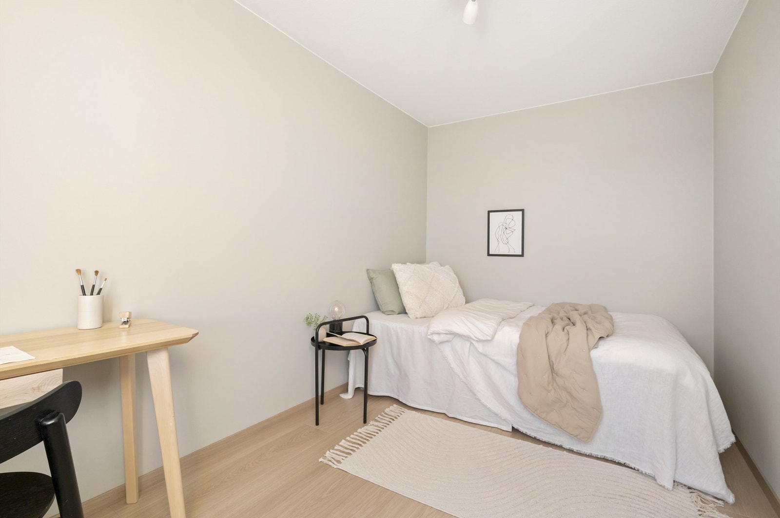 Leilighetens andre soverom er også av god størrelse og passer ypperlig som barnerom, gjesterom eller kontor Galleribilde