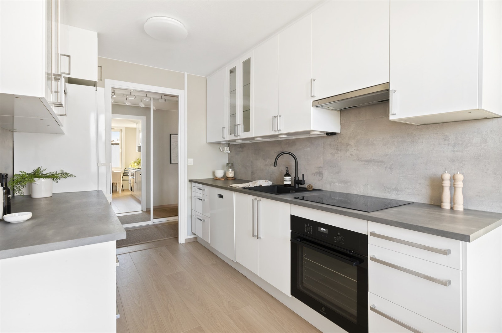 For mange er kjøkkenet det viktigste rommet i boligen. Her er kjøkkenet holdt i en praktisk separat løsning fra stuen, noe som gir en fin sone for matlagingen. Galleribilde