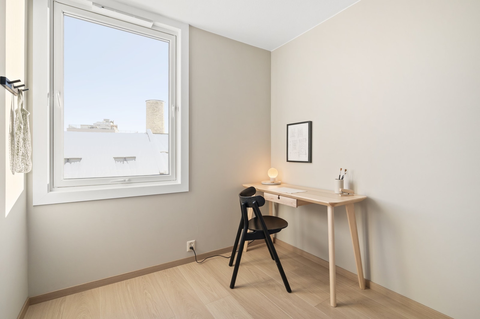 Soverommene vender ut mot rolig sidegate. Galleribilde