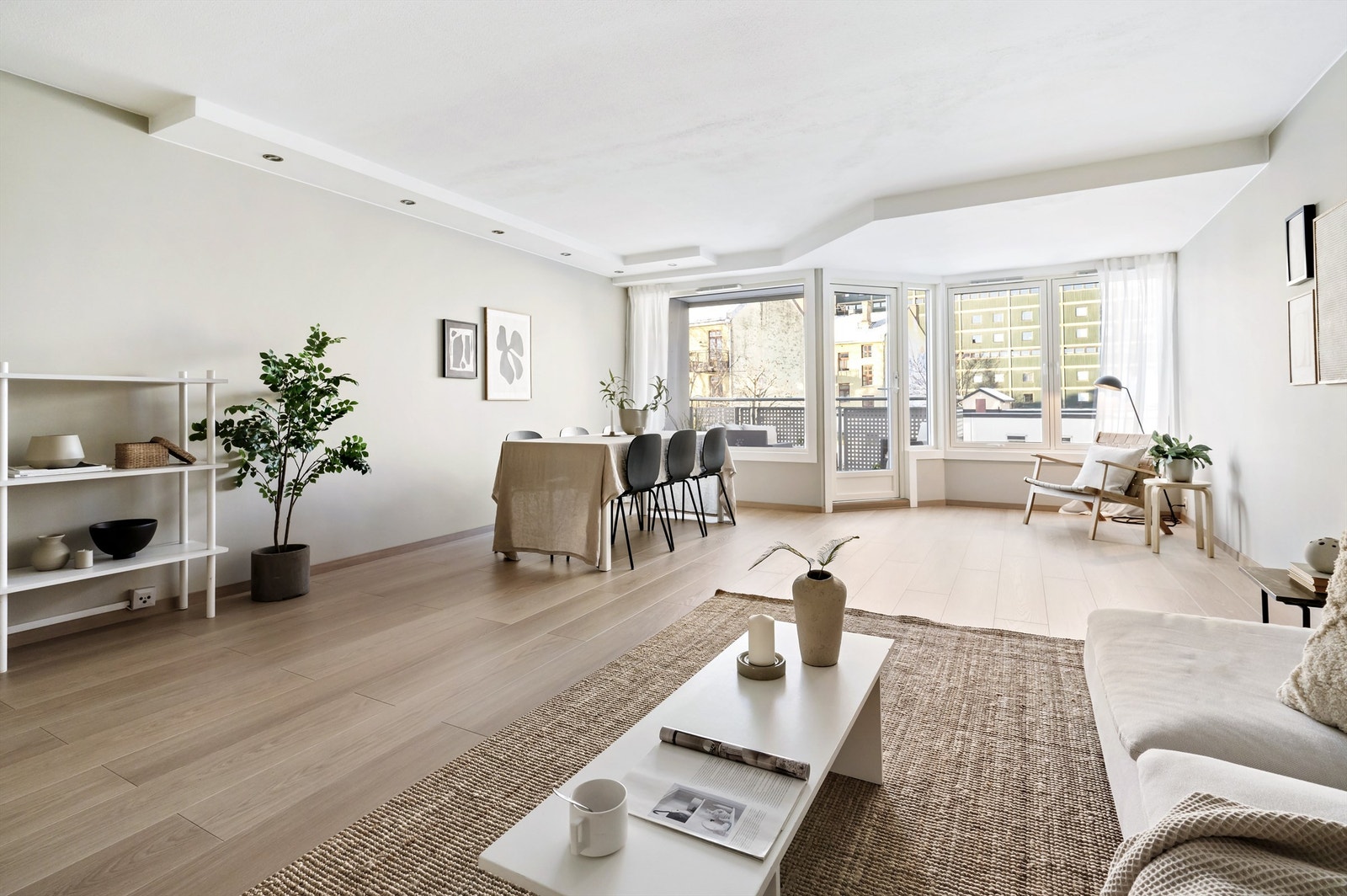 Det er store, nye vindusflater som slipper inn rikelig med lys og skaper en lys og luftig atmosfære i stuen Galleribilde