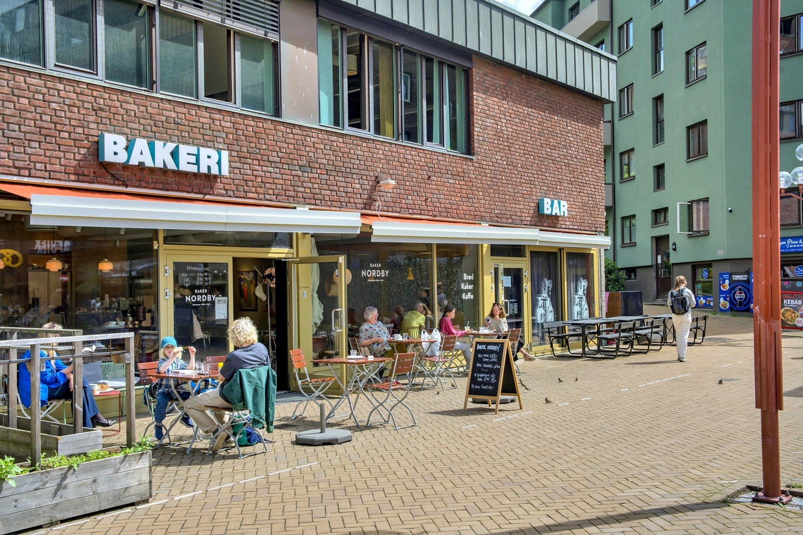Hyggelige serveringssteder på Tøyen Torg. Galleribilde
