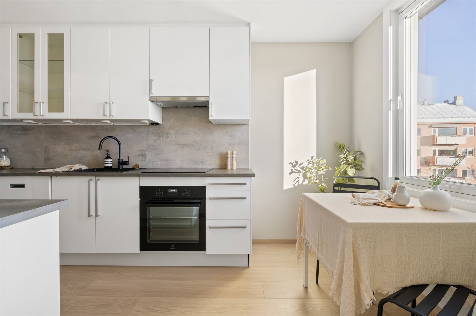 Hvitevarene er sømløst integrert i innredningen og består av komfyr og nedfelt platetopp med komfyrvakt samt oppvaskmaskin Galleribilde