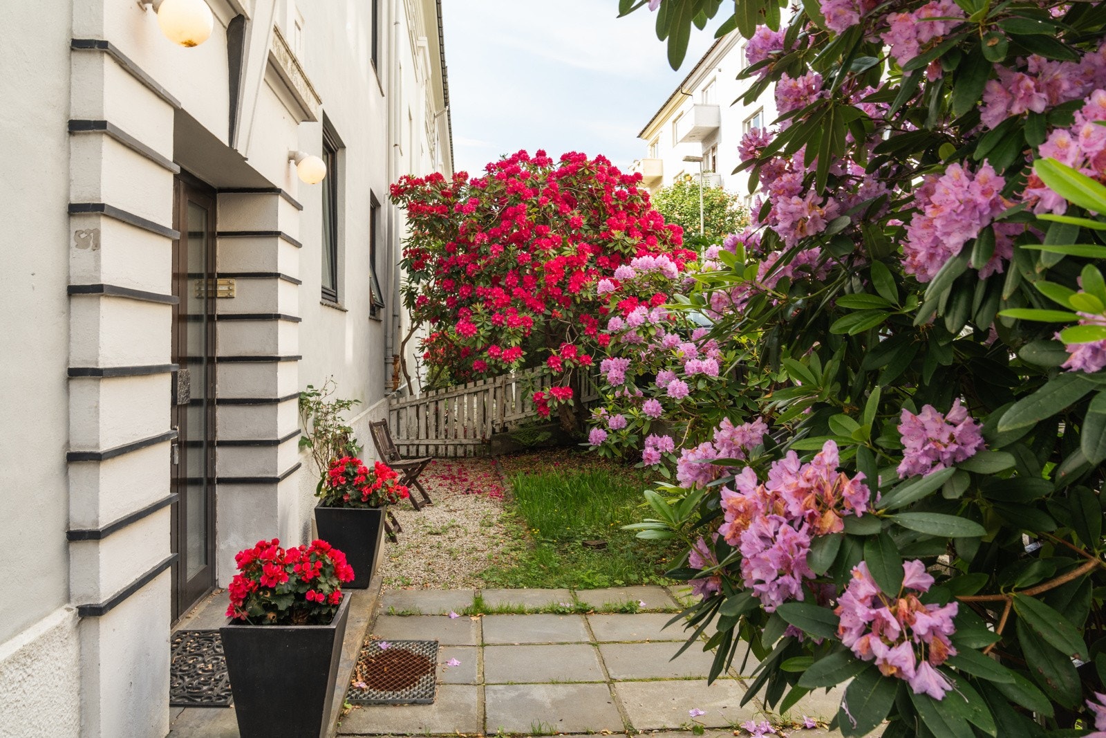 På sommerstid er du omkranset av grønne trær og vakre blomster. Galleribilde