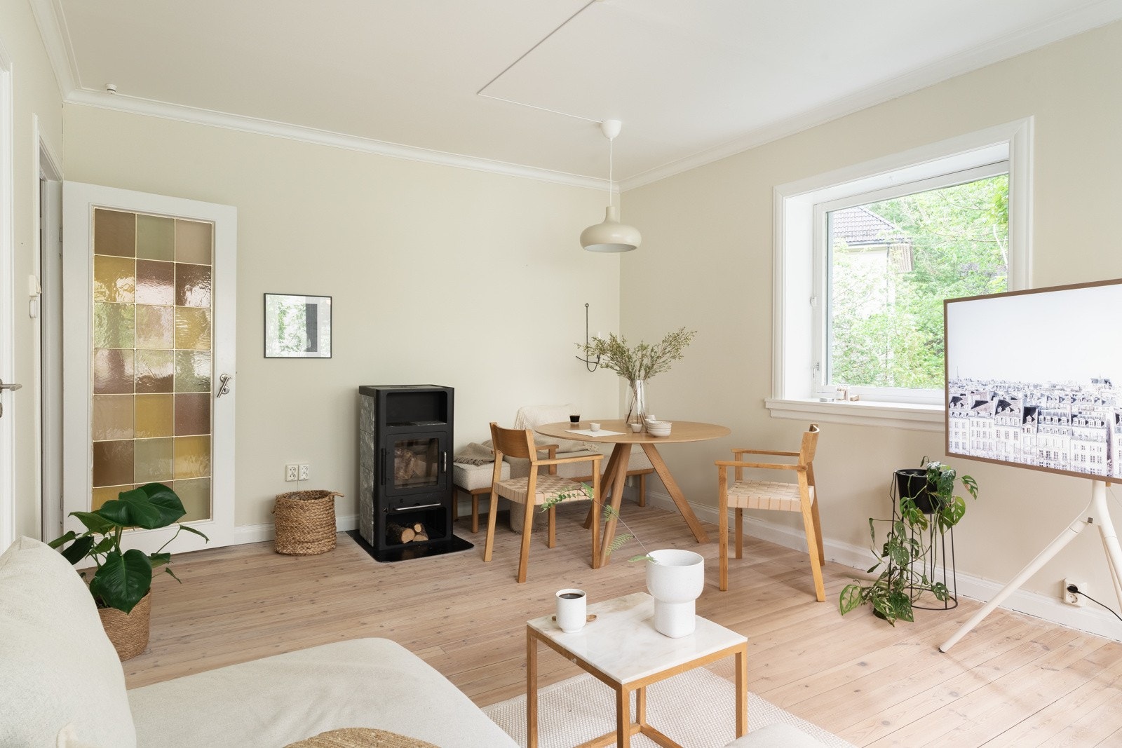 Her er det god plass til å innrede med både sofa- og spisegruppe. Galleribilde