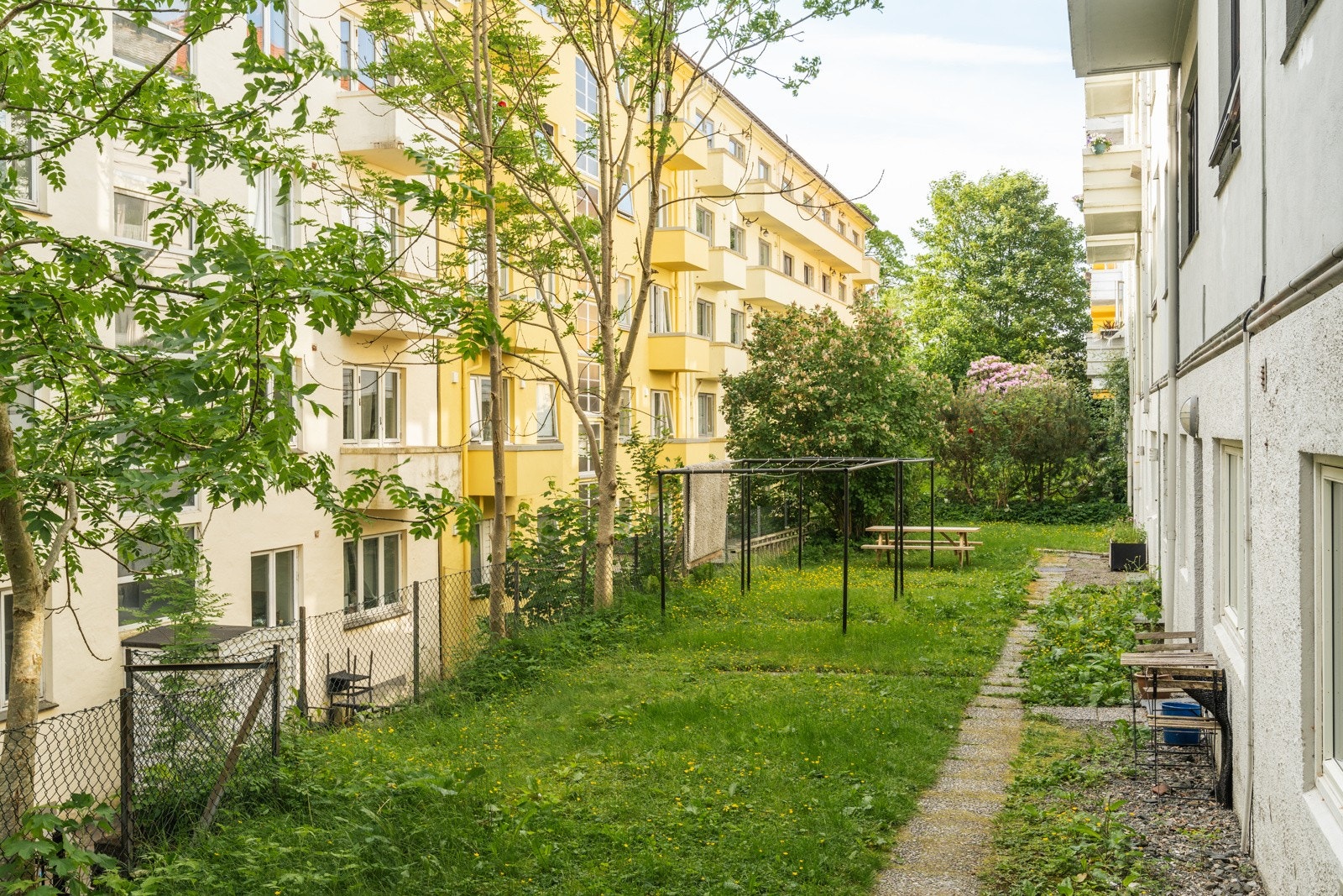 Felles hage i forkant av boligen. Det er også flere populære parkområder i nærhet som er godt benyttet av både store og små. Galleribilde