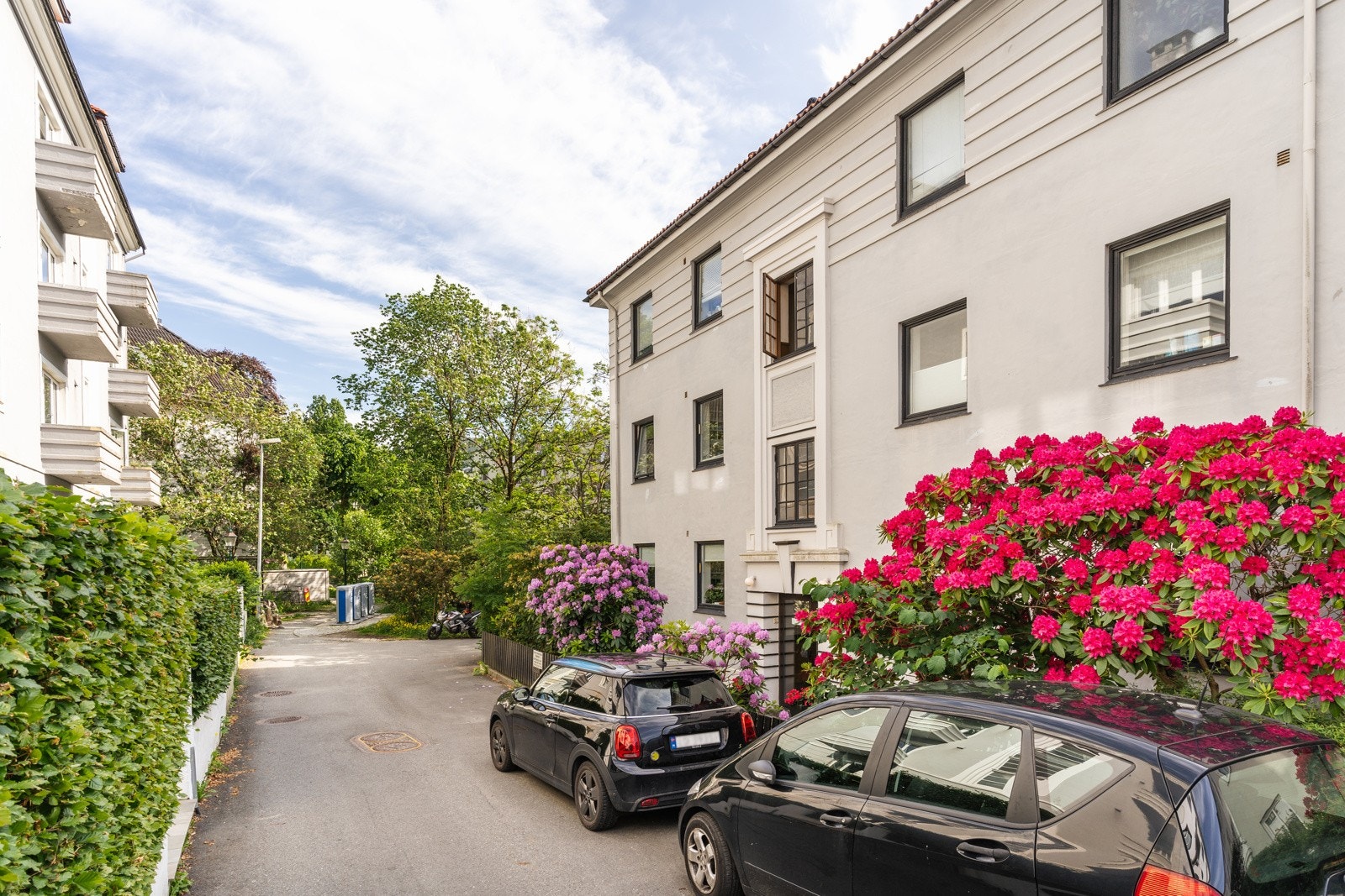 Det er soneparkering i området, og gode muligheter for å parkere like utenfor inngangsdøren. Galleribilde