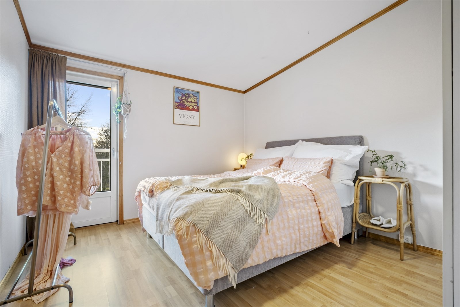 Soverommet måler 11,6m² med utgang til fransk balkong Galleribilde