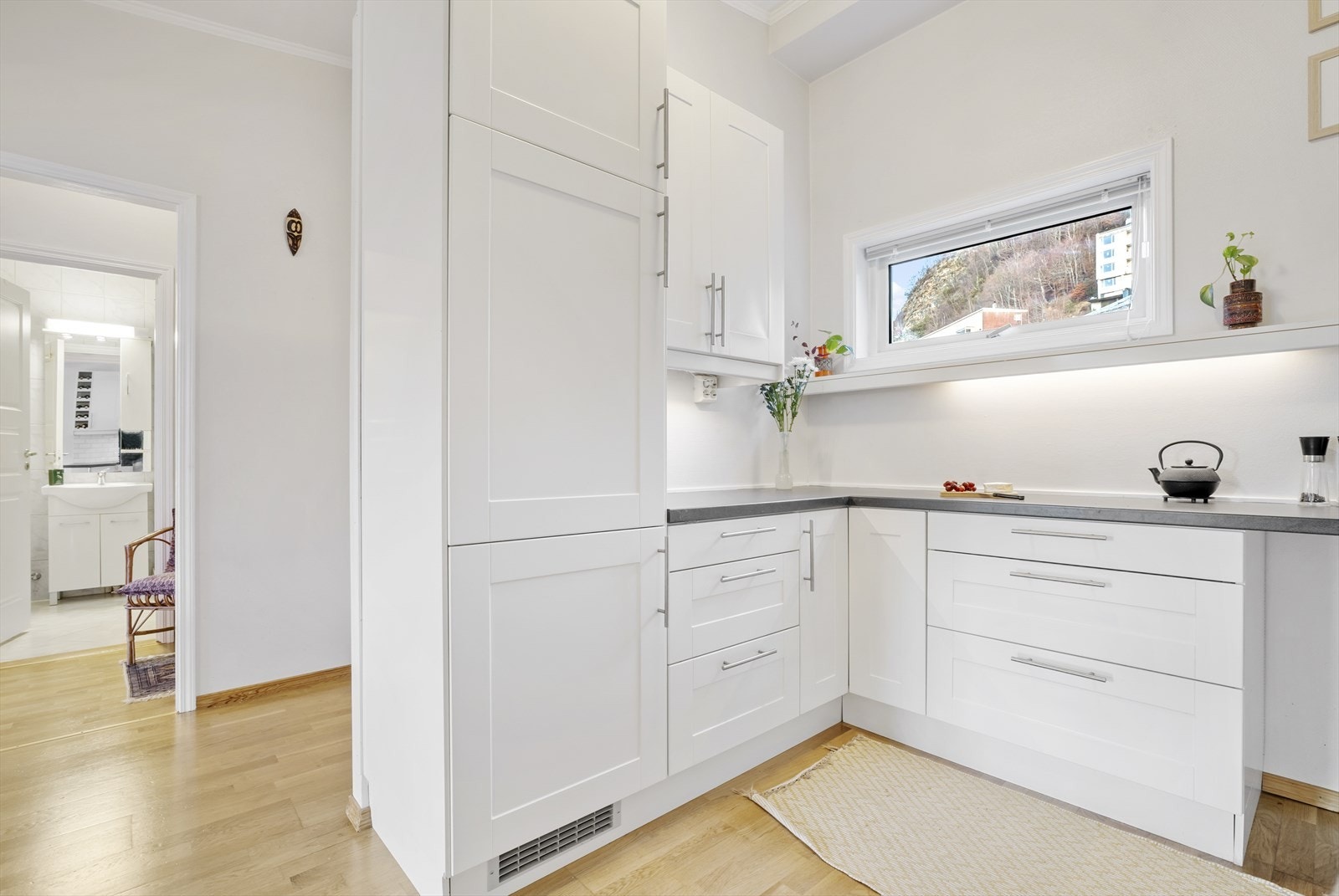 Åpen kjøkkenløsning mot stuen som skaper en sosial matopplevelse Galleribilde