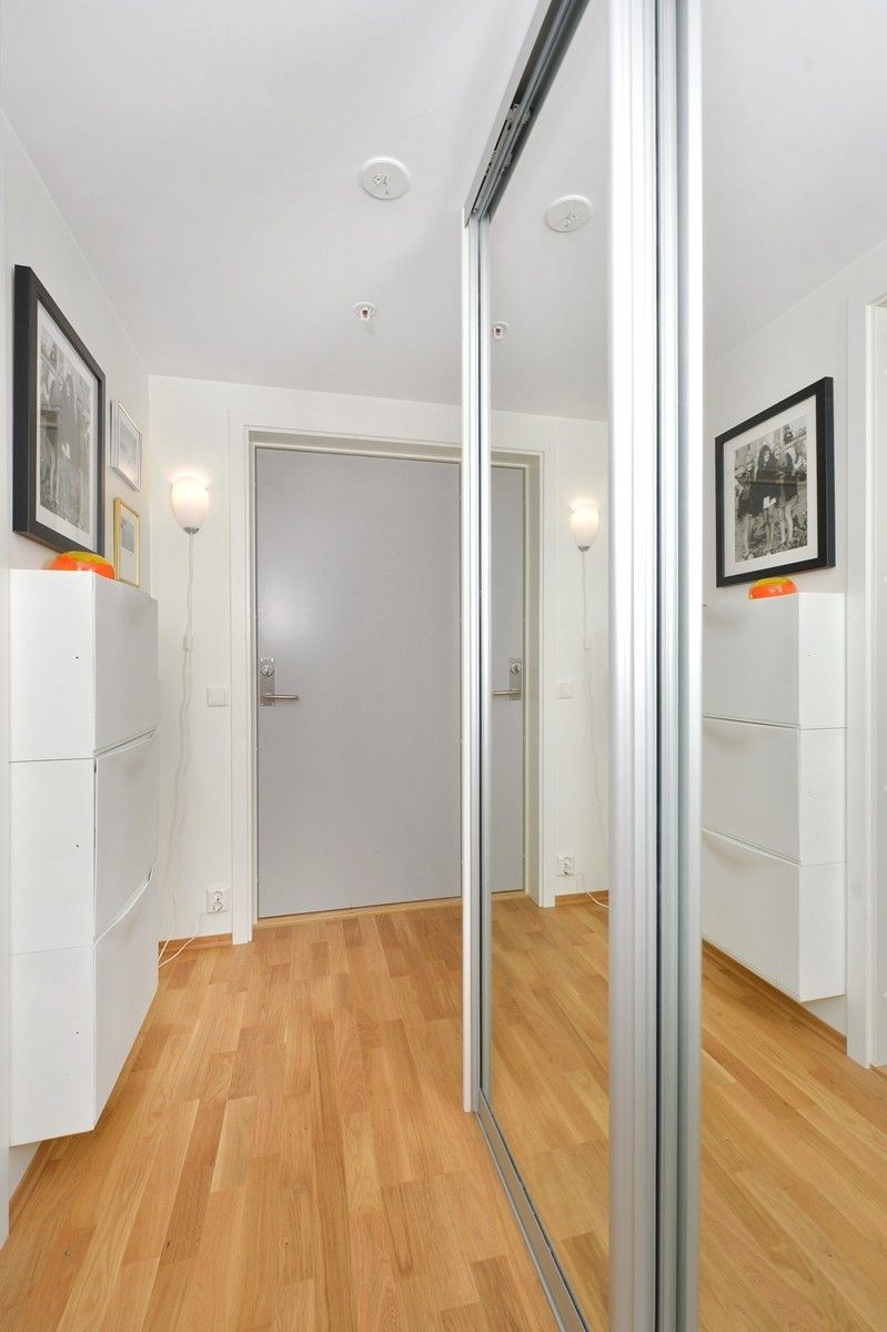 Velkommen inn! Entre med stor skyvedørsgarderobe Galleribilde