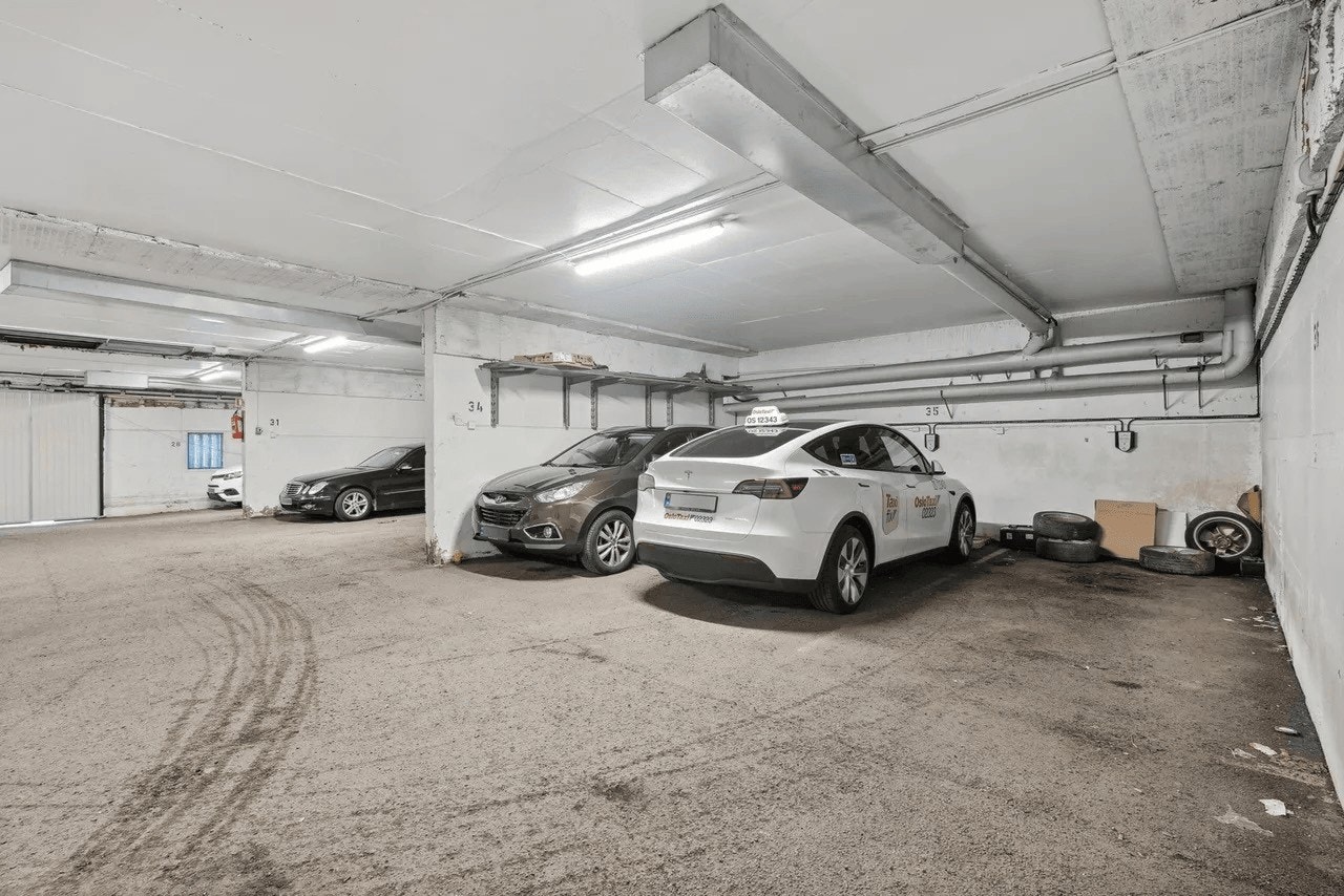 Garasjeplass. Galleribilde