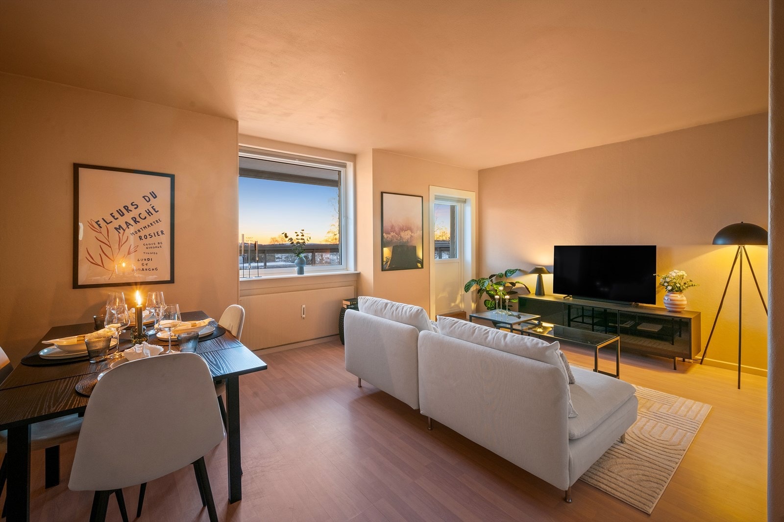 En praktisk planløsning gir mulighet for flere møbleringsalternativer, med plass til både sofagruppe og spisebord. Galleribilde