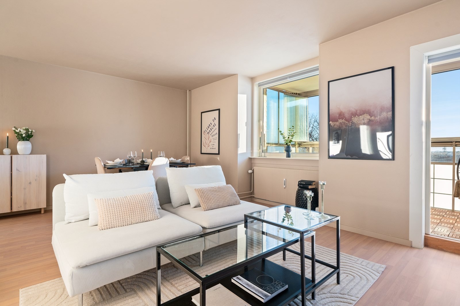 Lys og innbydende stue med store vindusflater og balkongdør som slipper inn rikelig naturlig lys. Galleribilde