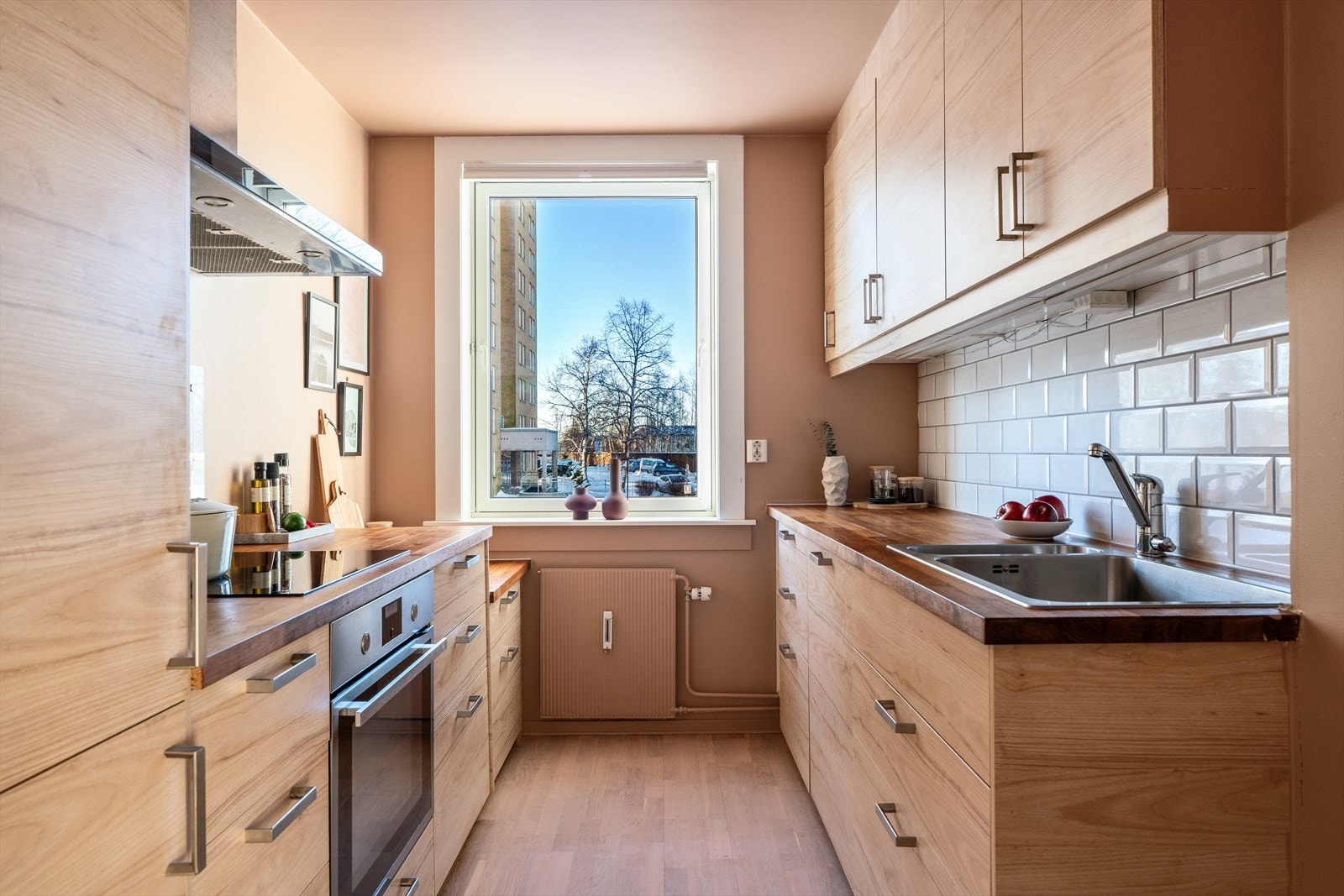 Kjøkkenet ble oppgradert i 2017 og byr på rikelig med både benk- og skapplass. Galleribilde