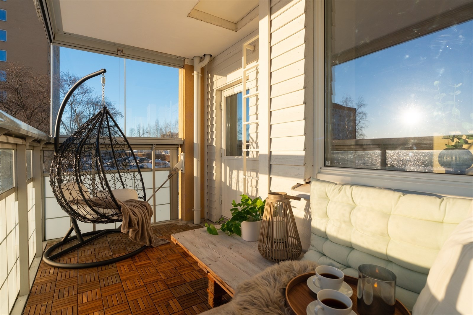 Sydvendt, innglasset balkong på 7 kvm. med god plass til ønsket møblement. Galleribilde