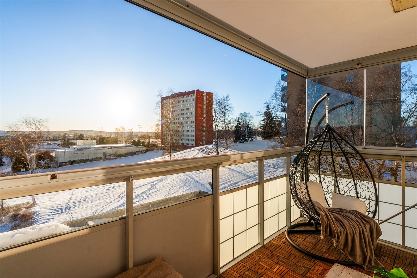 Her kan du nyte solen fra ca. kl. 10.00-17.00 om sommeren, og solen kommer tilbake fra ca. kl. 18.30-20.00. Gulvplatene på balkongen ble oppgradert i 2024. Galleribilde