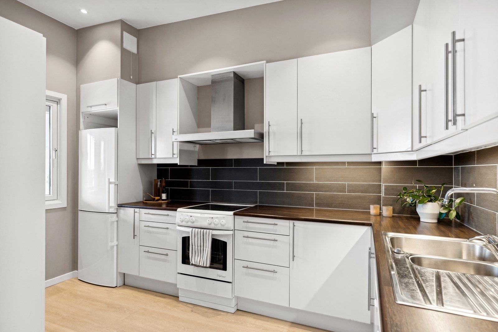 Tidløs kjøkkeninnredning i lys utførelse Galleribilde