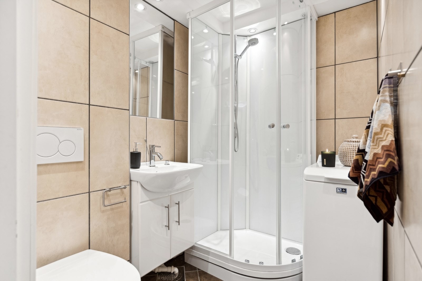 Pent, fullfliset bad/vaskerom Galleribilde