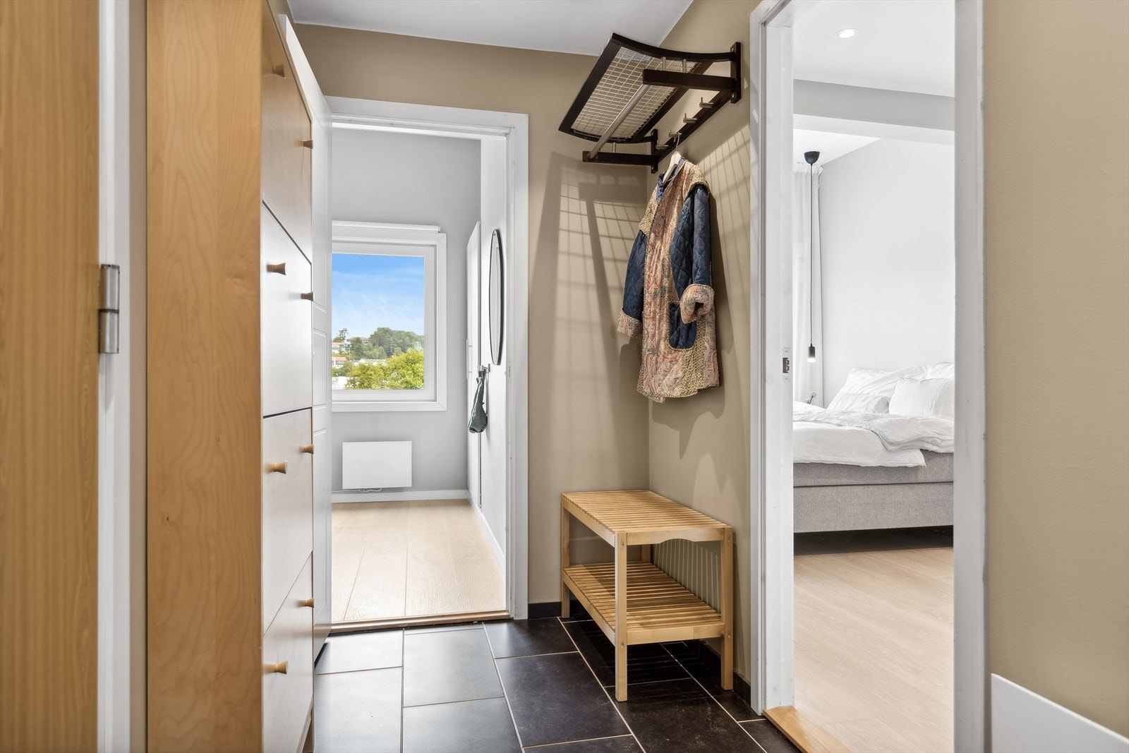 Entré/gang med plass til oppheng av yttertøy Galleribilde