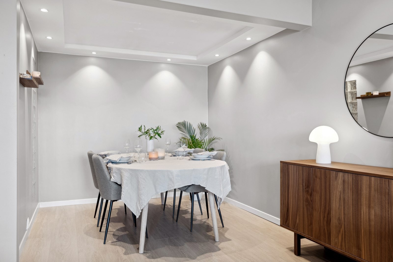 Ustrakt bruk av downlights i tak, samt gjennomgående tidsriktige fargevalg Galleribilde