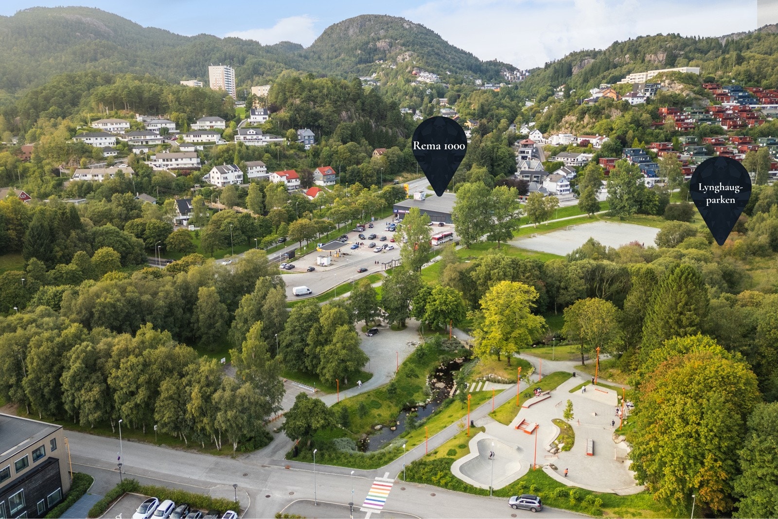 Rett ved har man Rema 1000 og den nydelige Lynghaugparken med den populære frisbeegolfbanen. Galleribilde